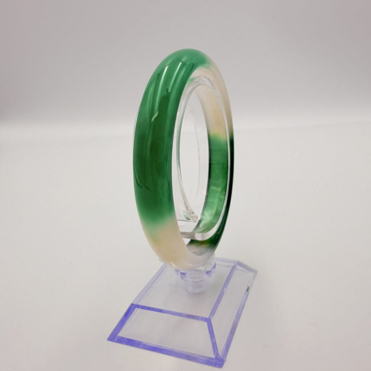 Alternative view of Emerald Green and Frost White Agate Bangle